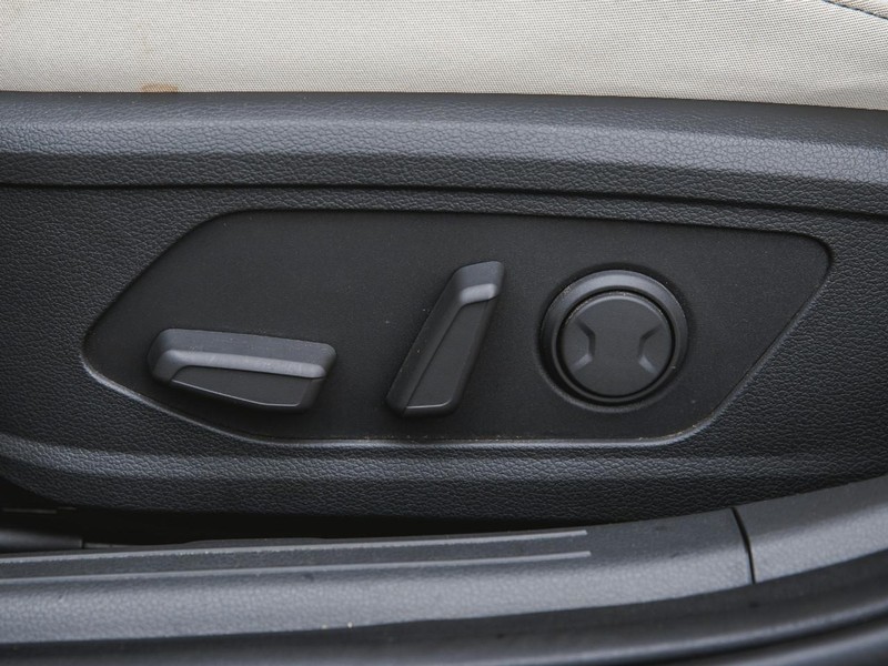 Hyundai Sonata Vehicle Full-screen Gallery Image 24
