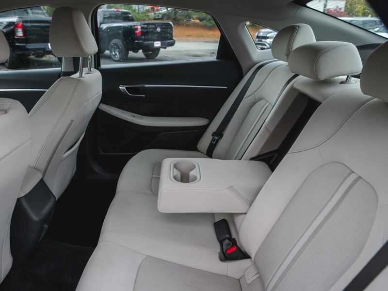 Hyundai Sonata Vehicle Full-screen Gallery Image 26