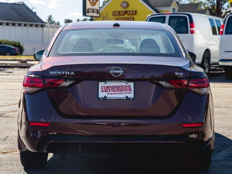 Nissan Sentra Vehicle Full-screen Gallery Image 04