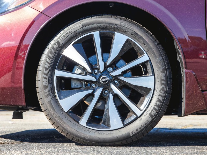 Nissan Sentra Vehicle Full-screen Gallery Image 09
