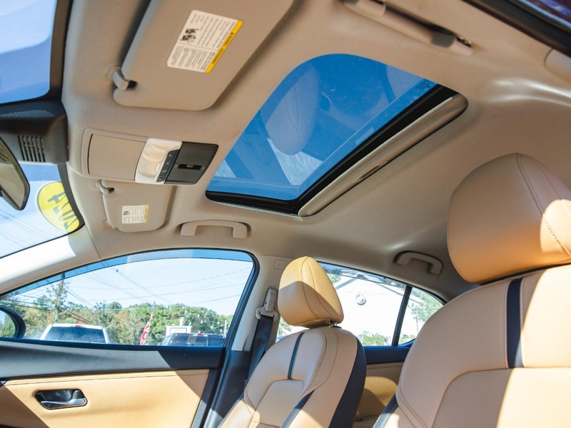 Nissan Sentra Vehicle Full-screen Gallery Image 11