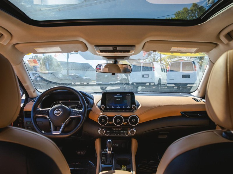 Nissan Sentra Vehicle Full-screen Gallery Image 12