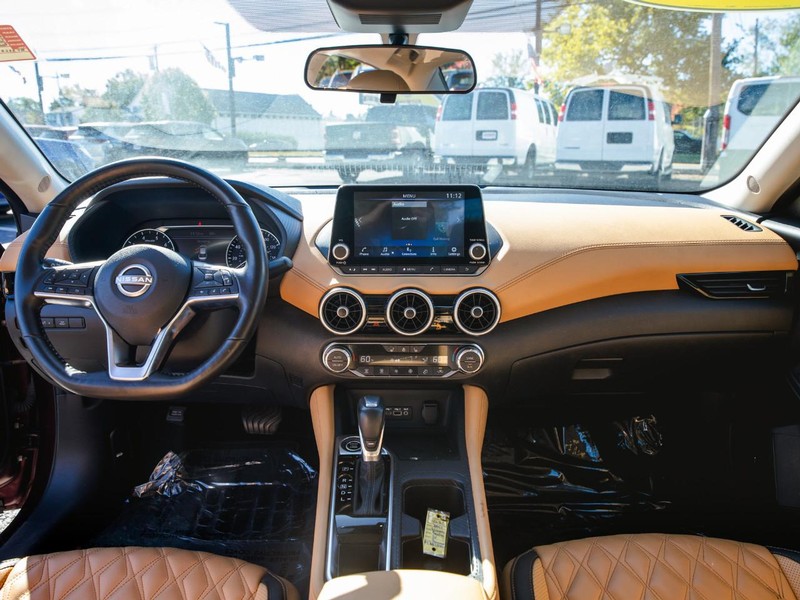 Nissan Sentra Vehicle Full-screen Gallery Image 13