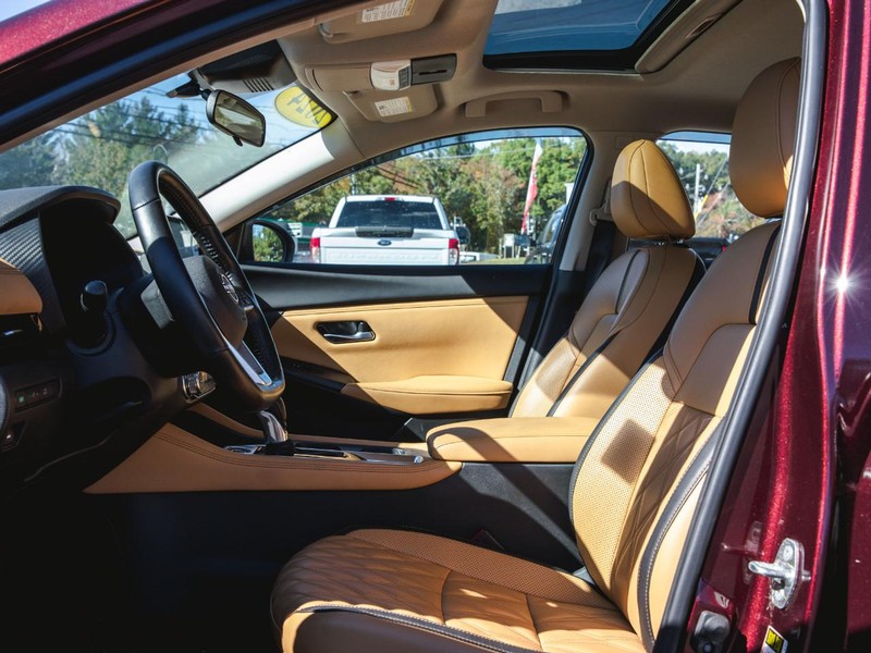 Nissan Sentra Vehicle Full-screen Gallery Image 23