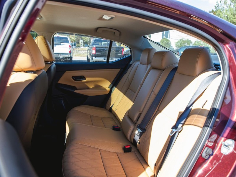 Nissan Sentra Vehicle Full-screen Gallery Image 24