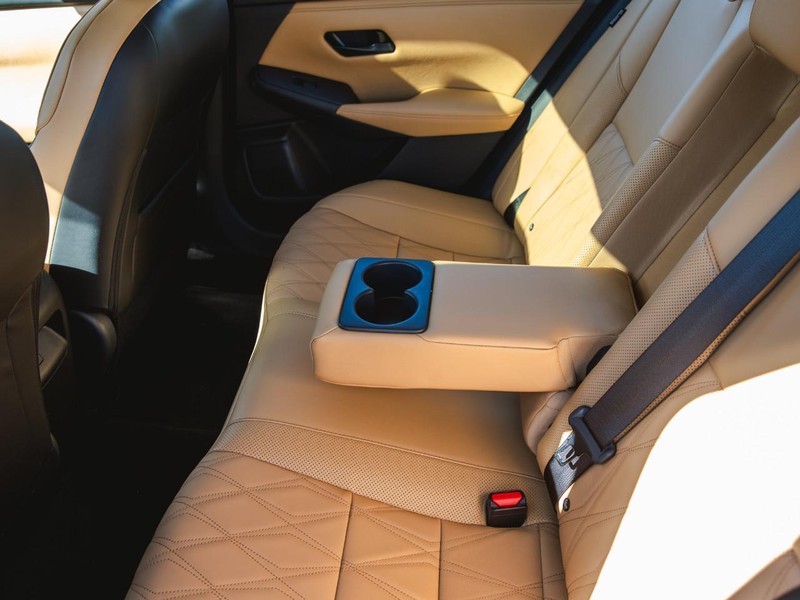 Nissan Sentra Vehicle Full-screen Gallery Image 25