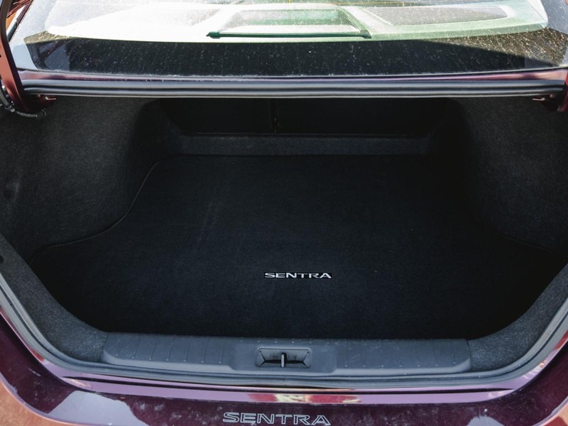 Nissan Sentra Vehicle Full-screen Gallery Image 26