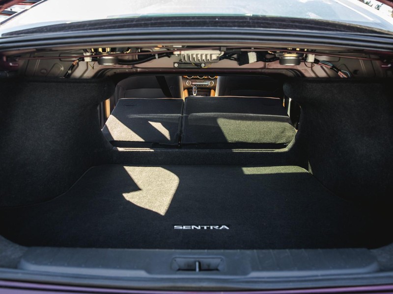 Nissan Sentra Vehicle Full-screen Gallery Image 27