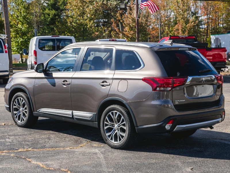 Mitsubishi Outlander Vehicle Full-screen Gallery Image 03