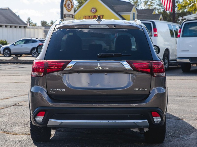 Mitsubishi Outlander Vehicle Full-screen Gallery Image 04