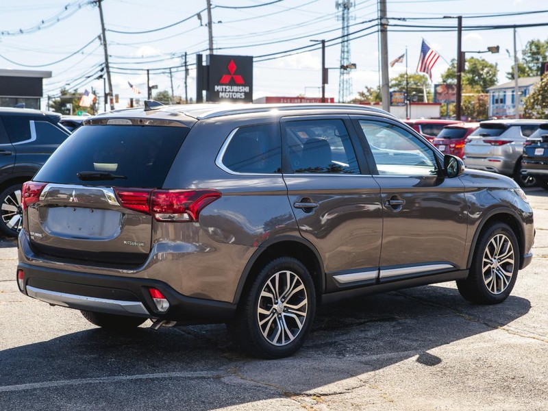 Mitsubishi Outlander Vehicle Full-screen Gallery Image 05