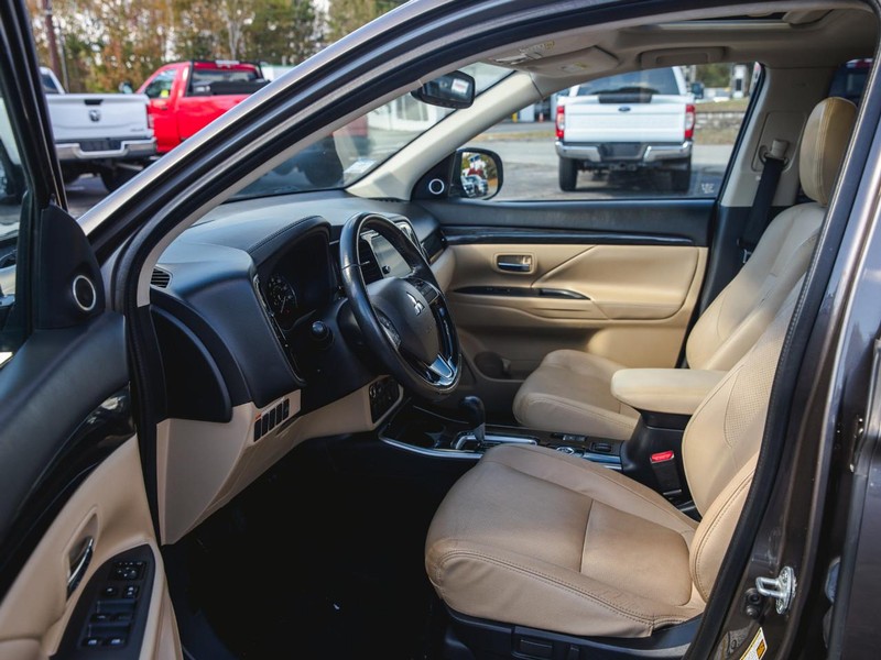 Mitsubishi Outlander Vehicle Full-screen Gallery Image 09