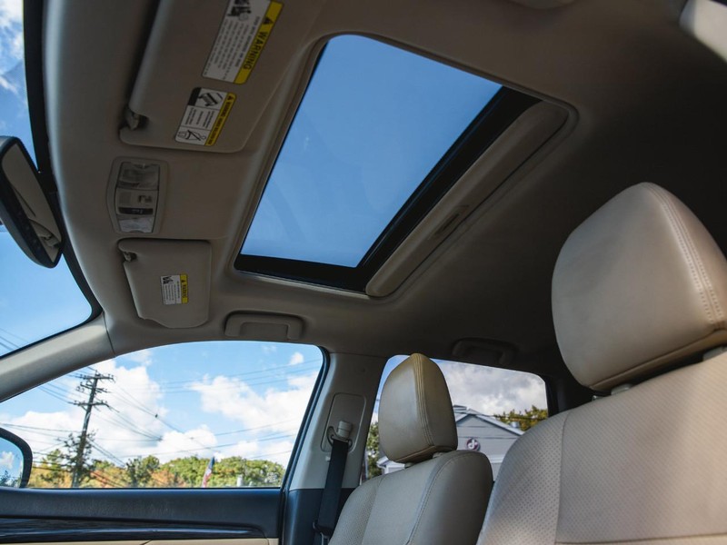 Mitsubishi Outlander Vehicle Full-screen Gallery Image 10
