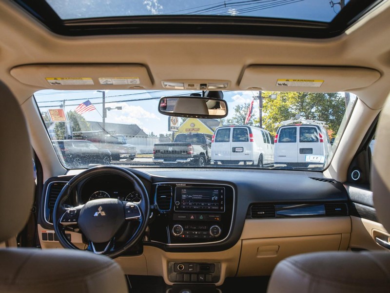 Mitsubishi Outlander Vehicle Full-screen Gallery Image 11
