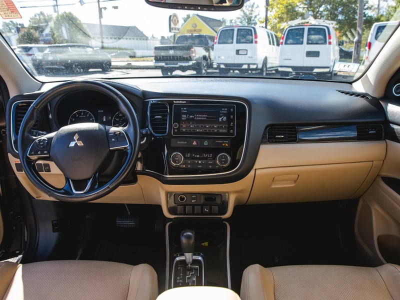 Mitsubishi Outlander Vehicle Full-screen Gallery Image 12