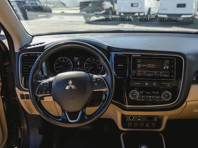 Mitsubishi Outlander Vehicle Full-screen Gallery Image 13
