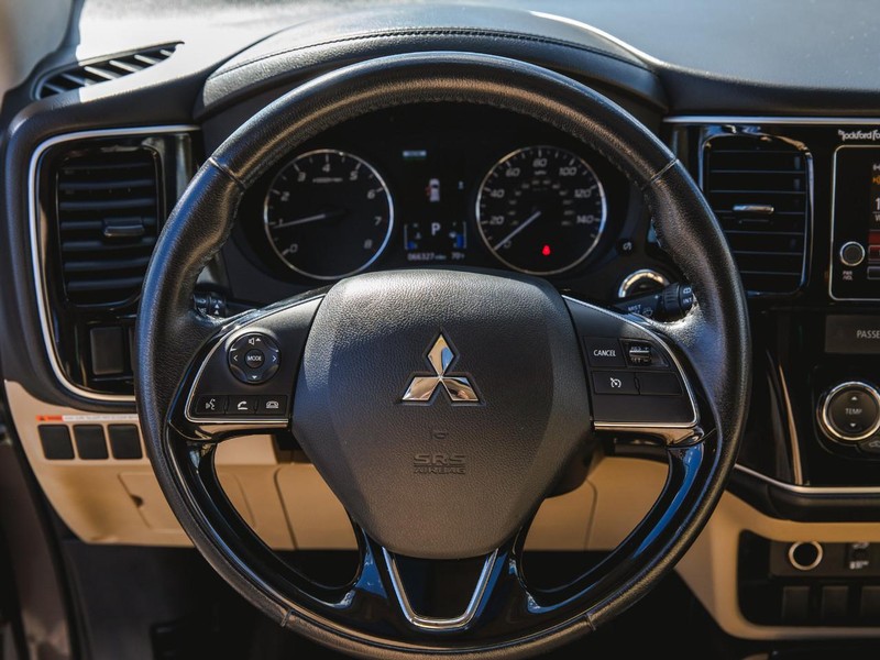 Mitsubishi Outlander Vehicle Full-screen Gallery Image 14