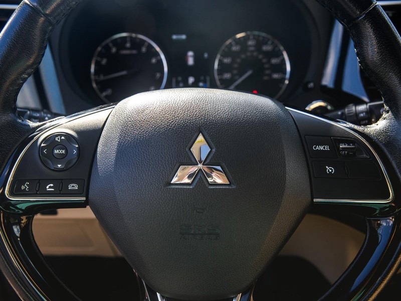 Mitsubishi Outlander Vehicle Full-screen Gallery Image 16