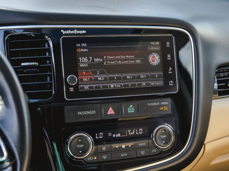 Mitsubishi Outlander Vehicle Full-screen Gallery Image 17