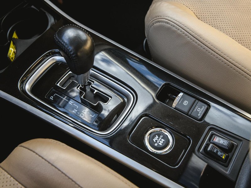 Mitsubishi Outlander Vehicle Full-screen Gallery Image 19