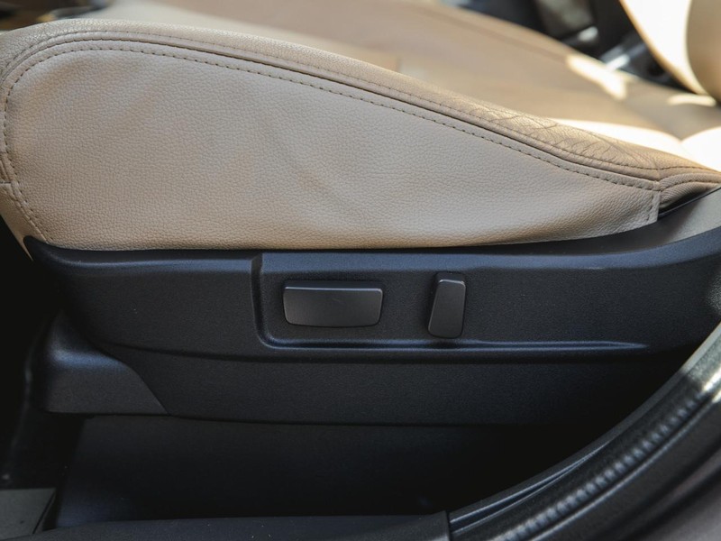 Mitsubishi Outlander Vehicle Full-screen Gallery Image 21