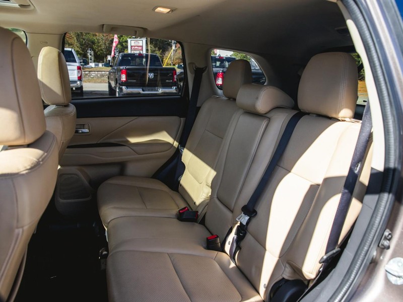 Mitsubishi Outlander Vehicle Full-screen Gallery Image 22