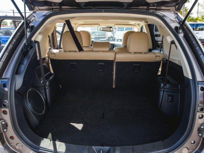 Mitsubishi Outlander Vehicle Full-screen Gallery Image 23