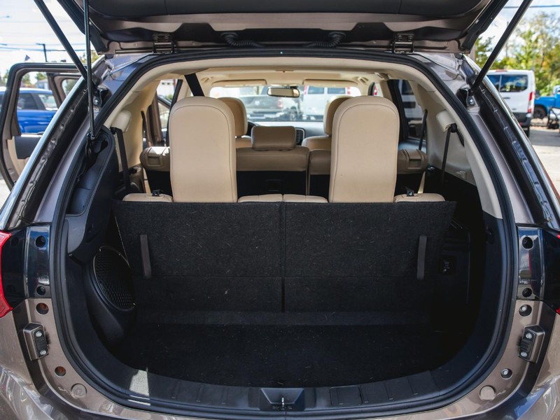 Mitsubishi Outlander Vehicle Full-screen Gallery Image 24