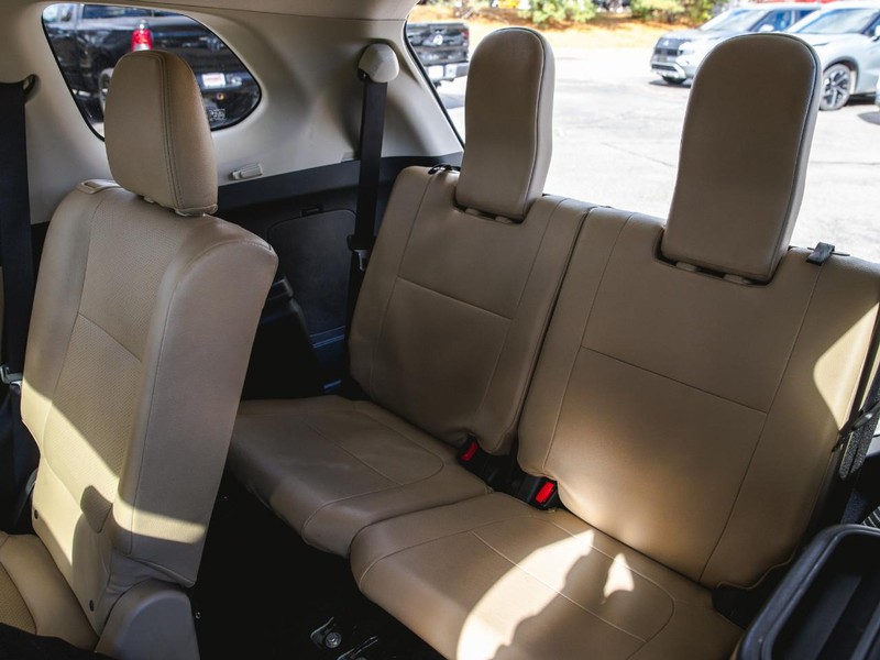 Mitsubishi Outlander Vehicle Full-screen Gallery Image 25