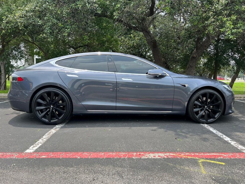Tesla Model S (Standard Range AWD) Vehicle Image 03