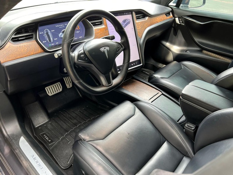 Tesla Model S (Standard Range AWD) Vehicle Image 05