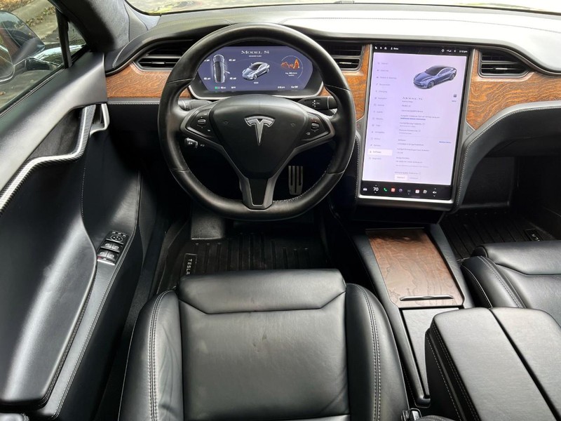 Tesla Model S (Standard Range AWD) Vehicle Image 06