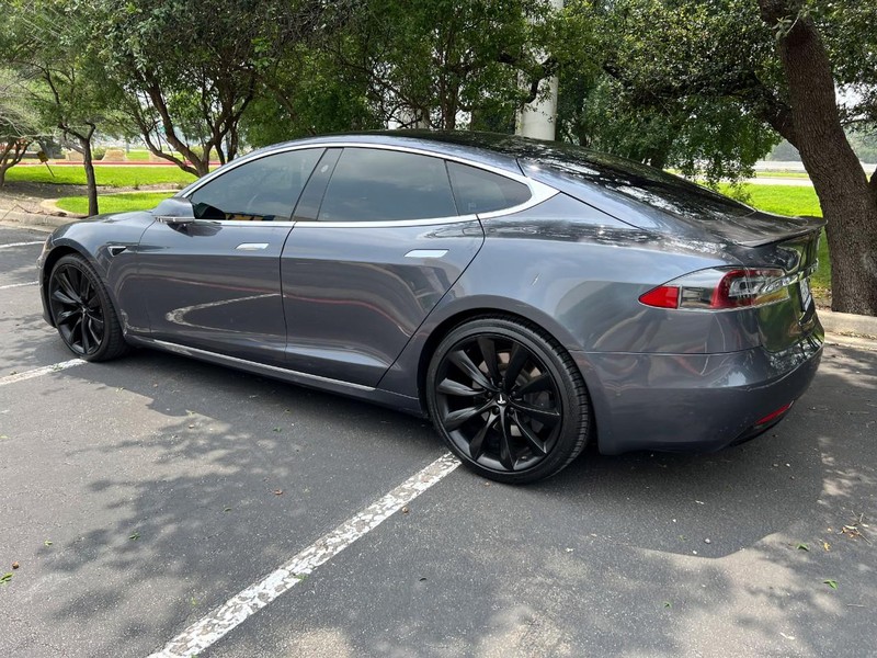 Tesla Model S (Standard Range AWD) Vehicle Image 09