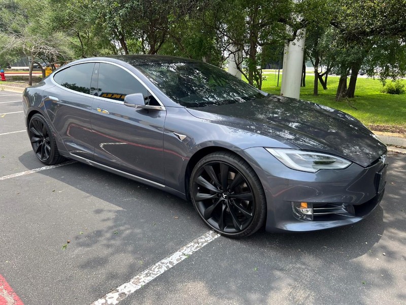 Tesla Model S (Standard Range AWD) Vehicle Image 14