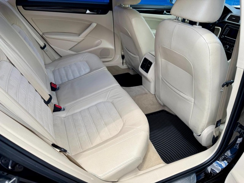 Volkswagen Passat SEL Premium 1.8T I4 FWD Vehicle Image 18