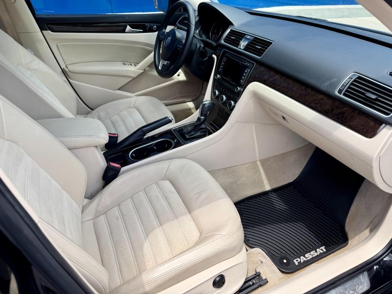 Volkswagen Passat SEL Premium 1.8T I4 FWD Vehicle Image 19