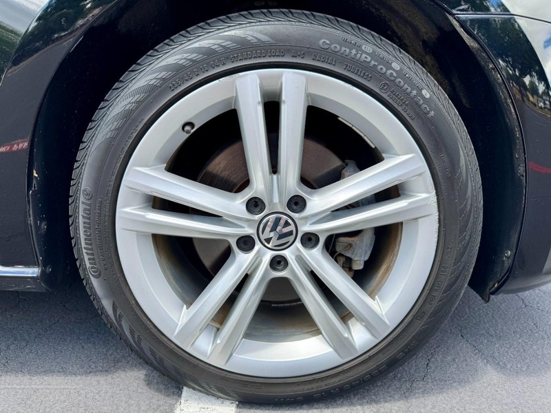 Volkswagen Passat SEL Premium 1.8T I4 FWD Vehicle Image 21