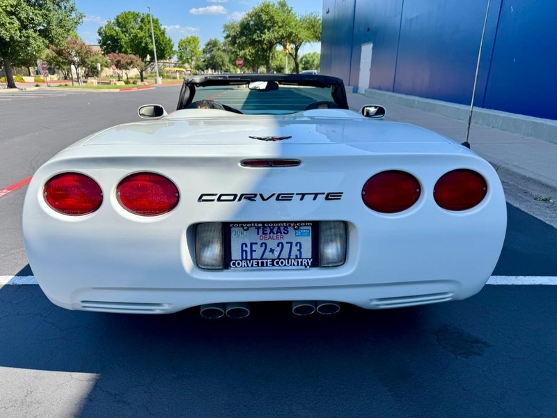 Chevrolet Corvette Vehicle Image 11