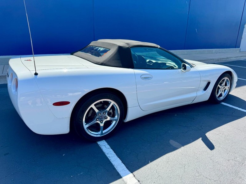 Chevrolet Corvette Vehicle Image 15