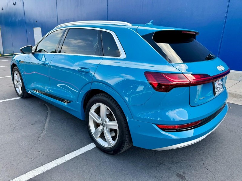 Audi e-tron Premium Plus Quattro Vehicle Image 09