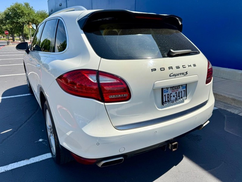 Porsche Cayenne S (AWD) Vehicle Image 10