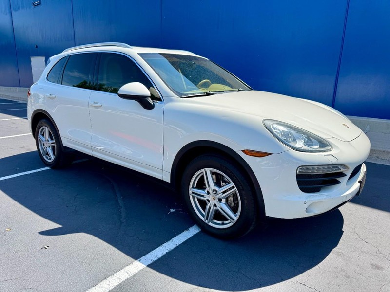 Porsche Cayenne S (AWD) Vehicle Image 14