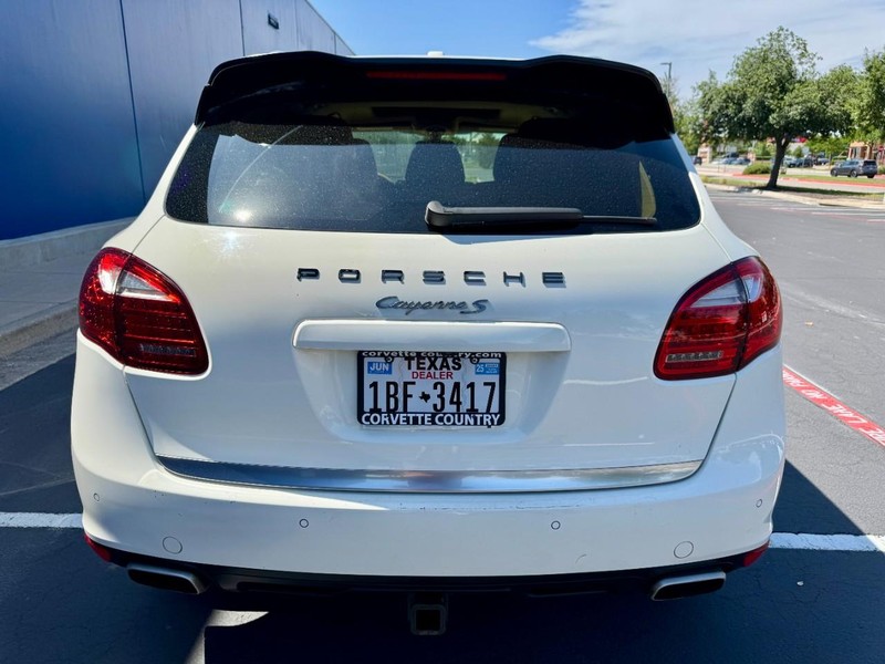 Porsche Cayenne S (AWD) Vehicle Image 16