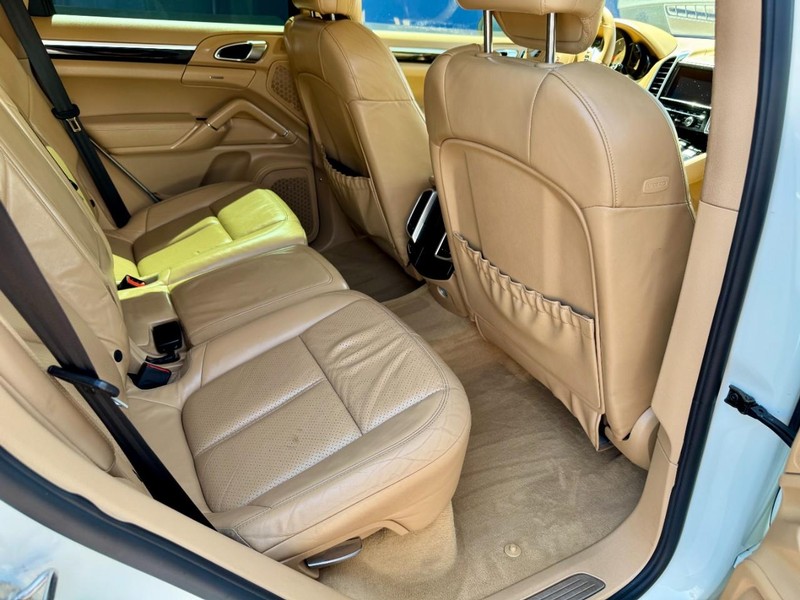 Porsche Cayenne S (AWD) Vehicle Image 18