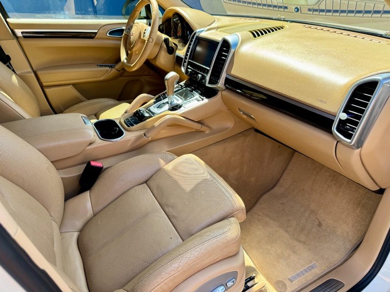 Porsche Cayenne S (AWD) Vehicle Image 19