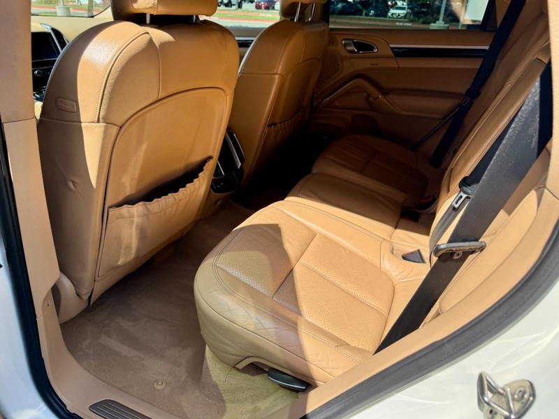 Porsche Cayenne S (AWD) Vehicle Image 20