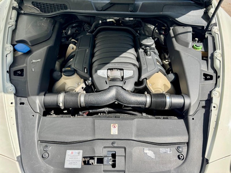 Porsche Cayenne S (AWD) Vehicle Image 21