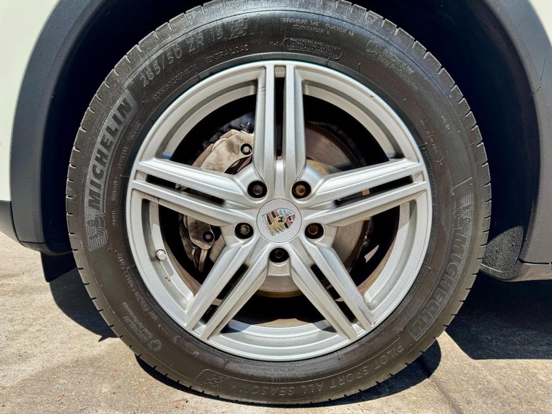 Porsche Cayenne S (AWD) Vehicle Image 22