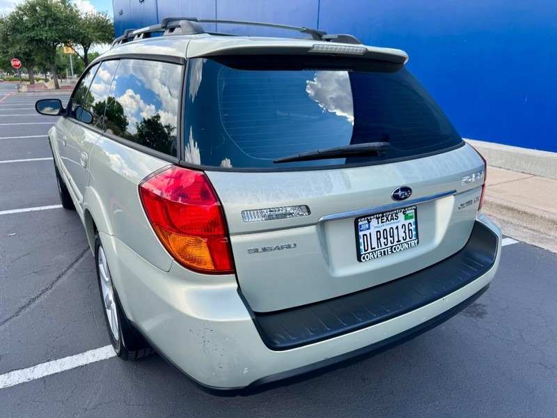 Subaru Outback Limited Vehicle Image 10
