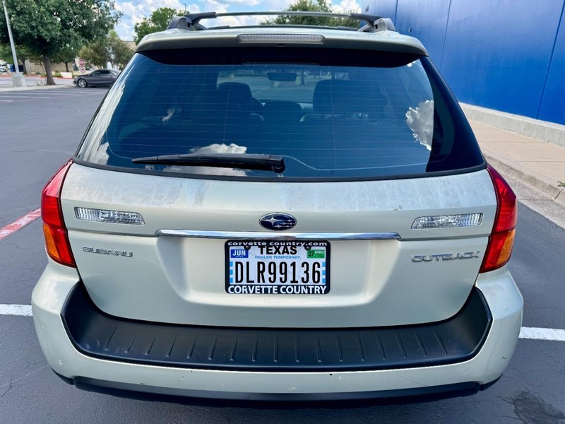 Subaru Outback Limited Vehicle Image 11
